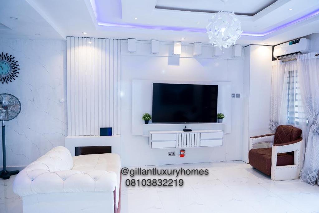 贝宁城Gillant Luxury Homes的带平面电视的白色客厅