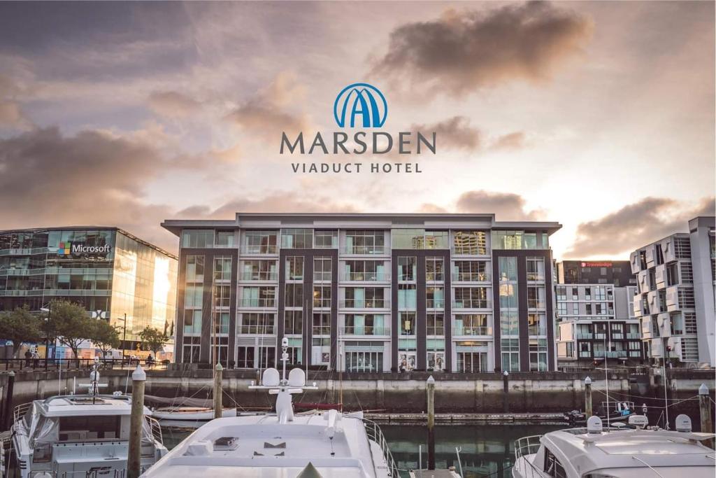 奥克兰Marsden Viaduct Hotel的港口停泊的船只,是一个马里奥特酒店