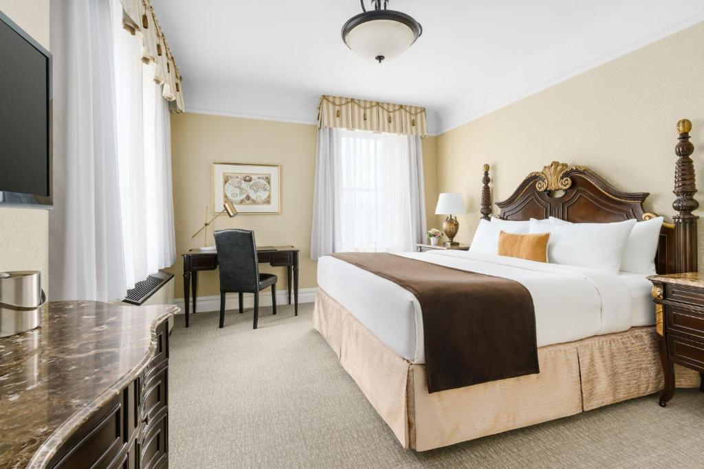 纽约卢塞恩酒店的酒店客房设有一张大床和一张书桌。