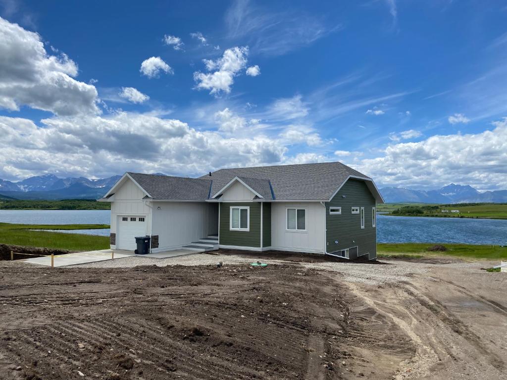 Mountain ViewThistle Ridge (Upper) New Waterton Lakes Area Waterfront Home 2023最新房价