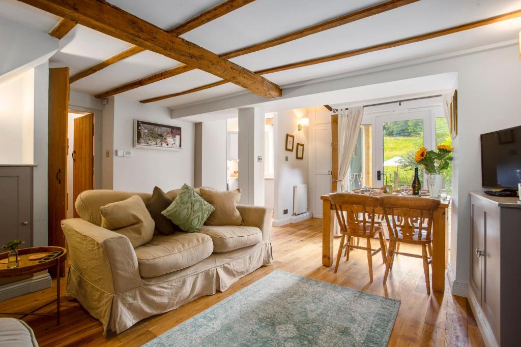 布洛克利Meadow Brook Cottage的客厅配有沙发和桌子