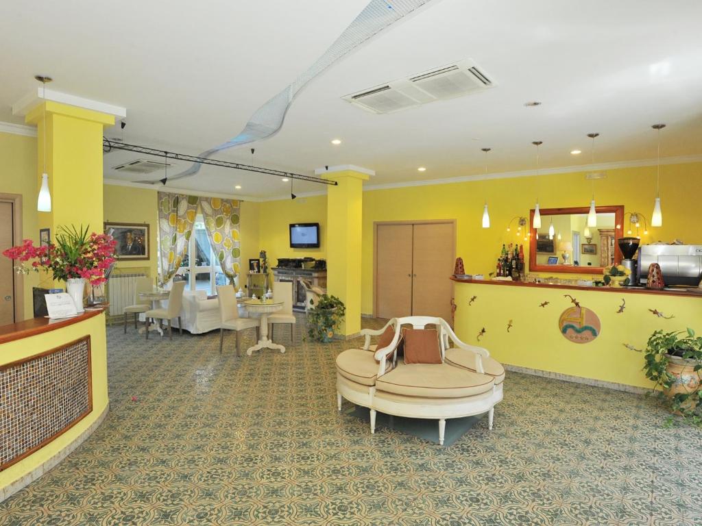 马奥莱米拉马雷酒店的沙龙,设有黄色墙壁的等候室