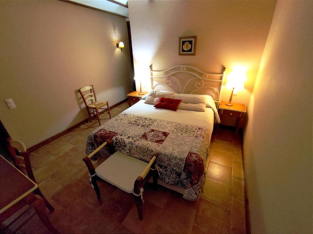阿尔巴拉辛阿尔巴朗酒店的卧室配有一张床和一张桌子及椅子