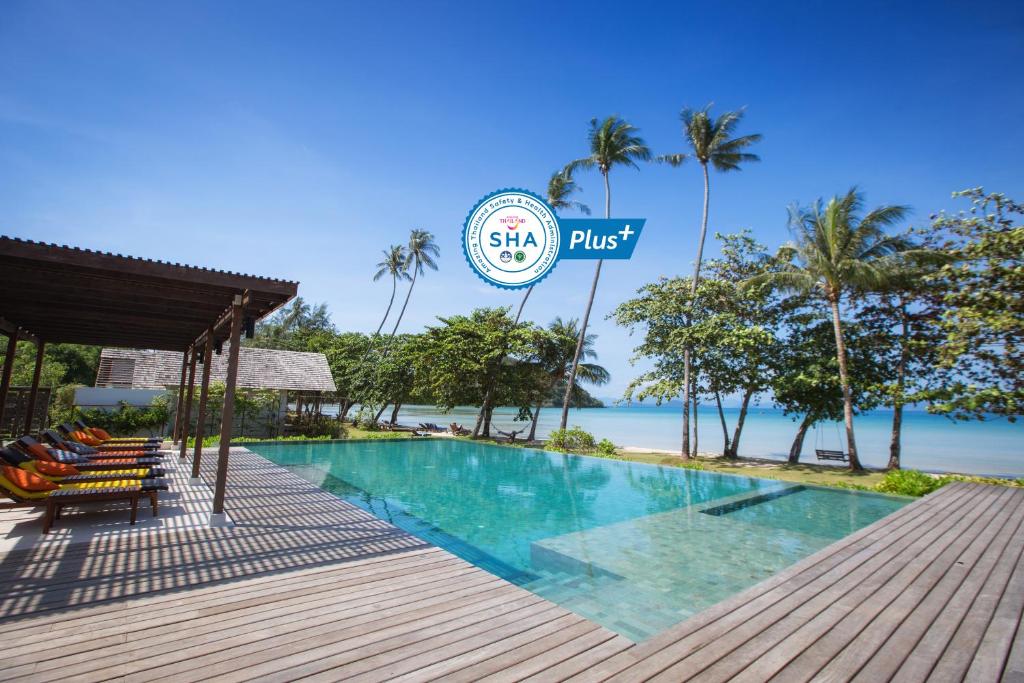 麦岛Mira Montra Resort Koh Mak - SHA Plus的海滩的度假游泳池