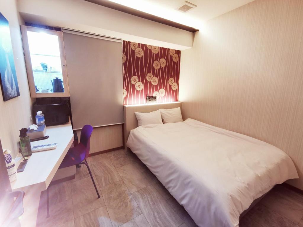 埼玉市HOTEL MOND Omiya - Vacation STAY 85327v的小房间设有床、书桌和窗户