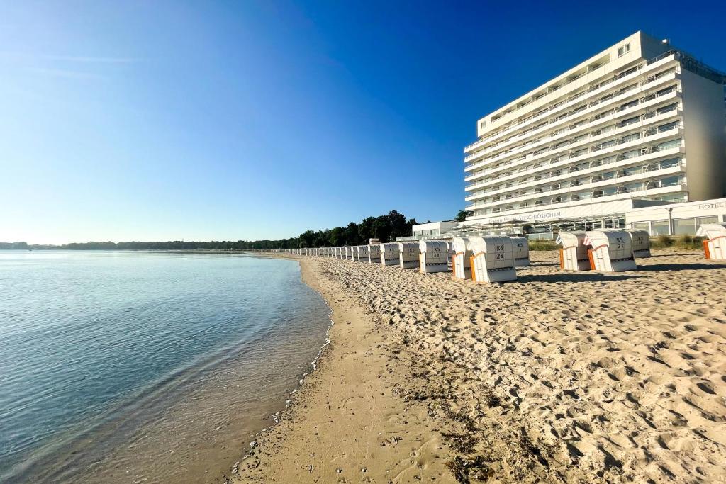 蒂门多弗施特兰德Grand Hotel Seeschlösschen Sea Retreat & SPA的海滩上一家酒店,有一座建筑