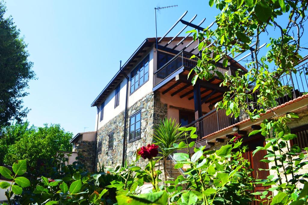 LouvarasStone built country house in Louvaras Village的一座砖砌建筑,上面设有阳台