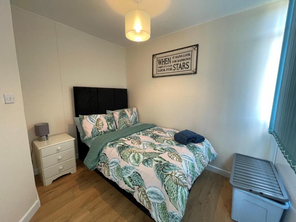 塞尔西10 Granada的卧室配有一张床,墙上有标志