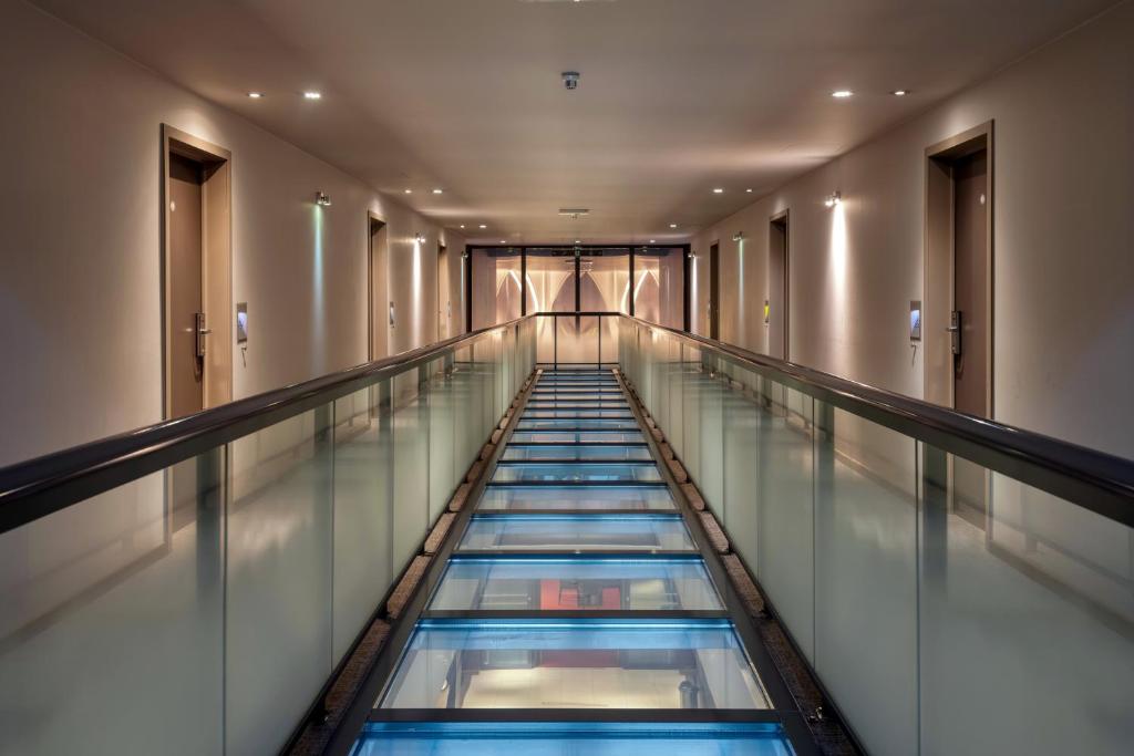 梅赫伦佩特斯赫福马丁斯酒店的一座空的游泳池