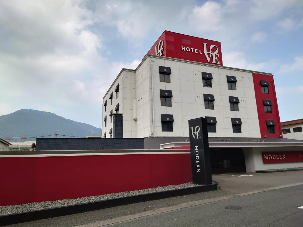 北九州Hotel LOVE MODERN的前面有标志的酒店大楼