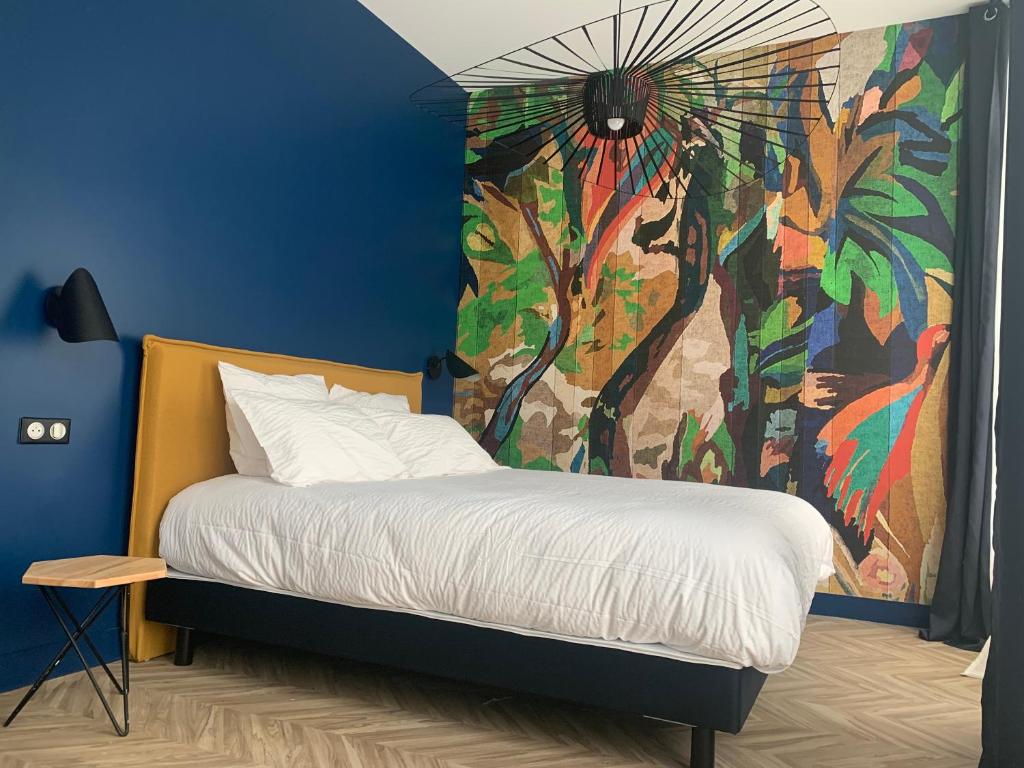 波城Pau's Appart - Pau Centre的一间卧室配有一张壁画床