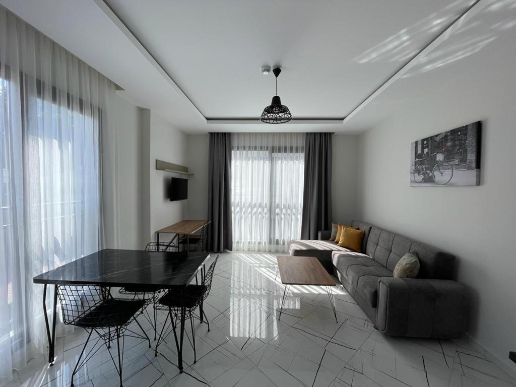 库萨达斯LOTUS Apart的客厅配有沙发和桌子