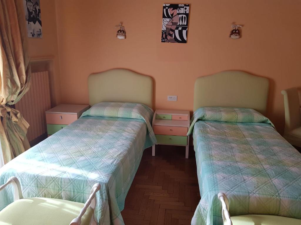波尔图圣乔治B&B Borgo Antico的客房设有两张床和窗户。