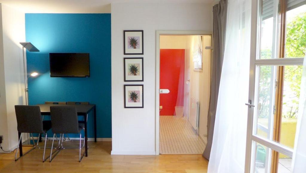 雷根斯堡雷根斯堡蓝色公寓的一间设有桌子和蓝色墙壁的用餐室