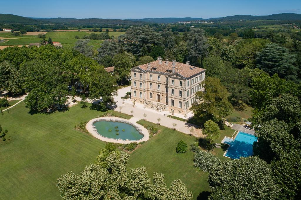 撒波兰Château de Montcaud的享有带游泳池的大房子的空中景致