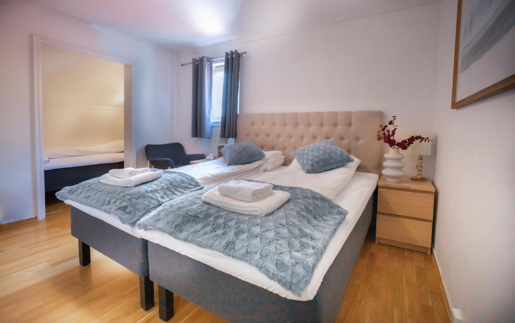 加勒穆恩加勒穆恩住宿加早餐酒店的一间卧室配有两张带枕头的床。