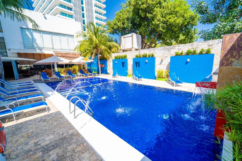 Hotel Santorini Resort内部或周边的泳池