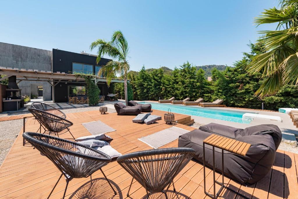 伊利索斯Villa Eleven的一个带椅子的庭院和一座位于房子内的游泳池