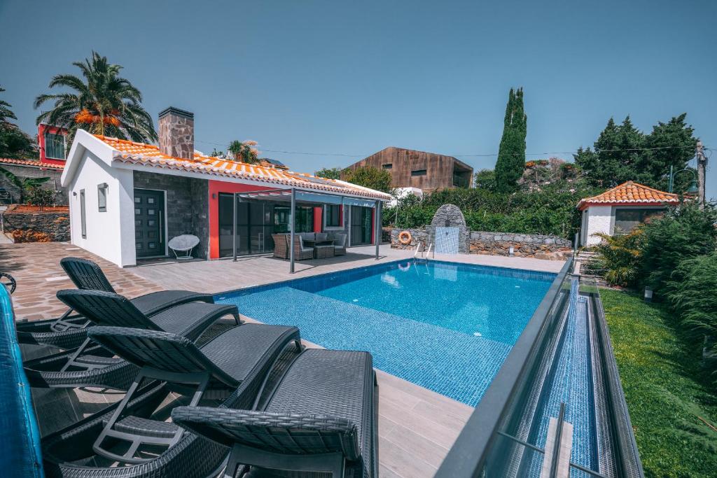 卡尼索Casa Maravilha的别墅 - 带游泳池和一些椅子