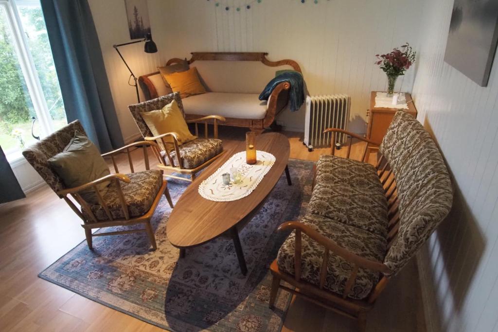 AveroySolstrand的客厅配有沙发和桌椅