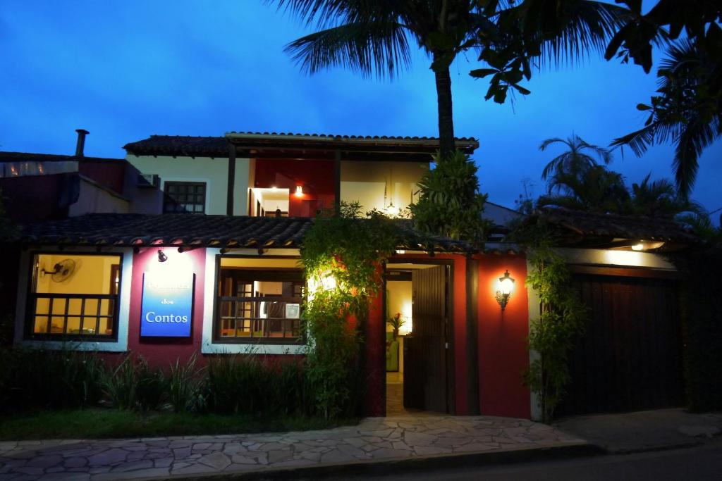 帕拉蒂多斯康多旅馆的一座红色门和棕榈树的房子