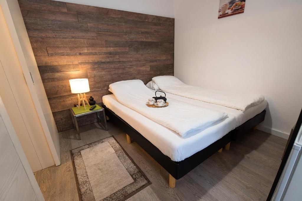 克卢日-纳波卡Ultra Central Bohemian Apartment 1的一间小卧室,配有一张木墙床