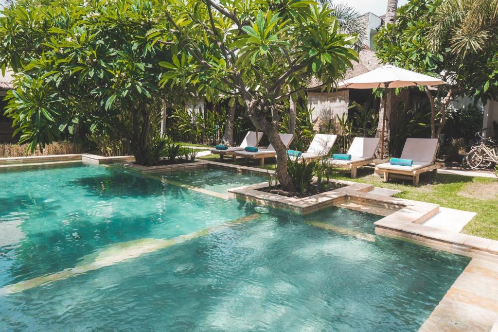 吉利特拉旺安番石榴园酒店的后院带躺椅的游泳池