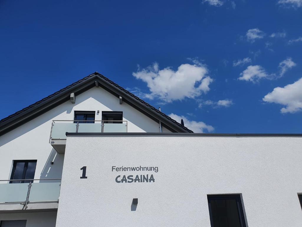 WeisweilCasaina的一座白色的建筑,上面写着改变卡萨曼卡的字眼