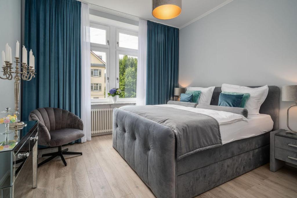 巴登-巴登VIP Apart Center Baden-Baden的一间卧室配有一张床、一张桌子和一把椅子