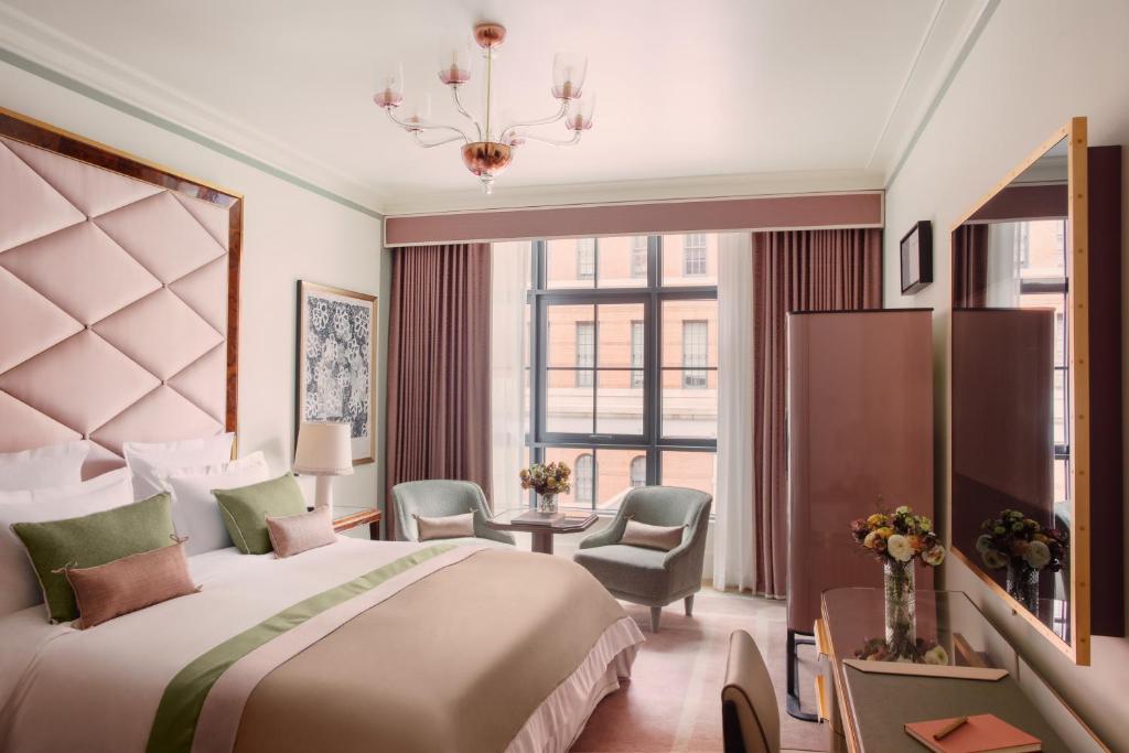 纽约Hotel Barrière Fouquet's New York的酒店客房设有一张床和一个大窗户