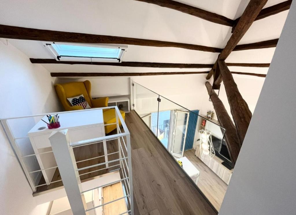 伊索拉戴里费米尼Casa Levante的客房铺有木地板,设有带横梁的天花板。