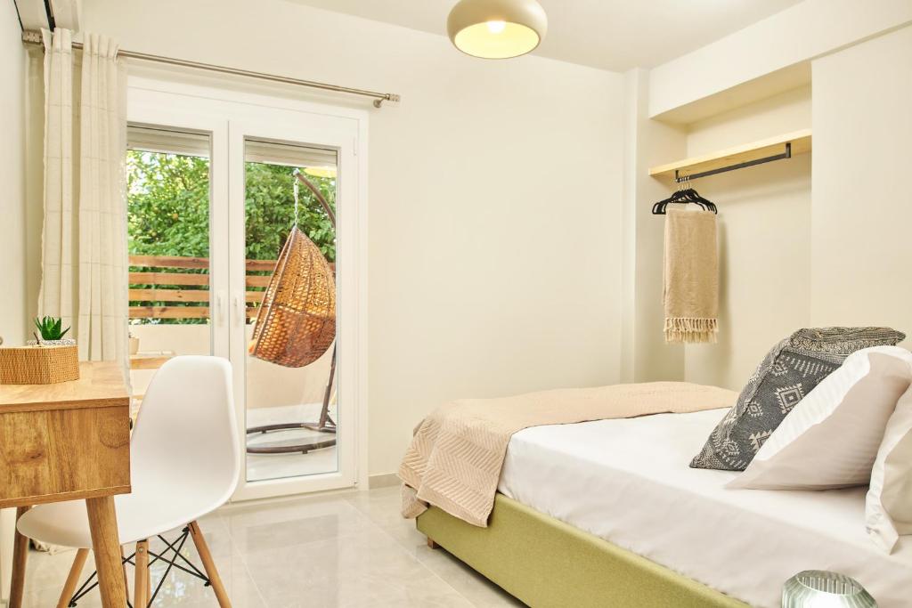 扎金索斯镇Mariñeiro Apartment!的一间卧室配有一张床、一张书桌和一个窗户。