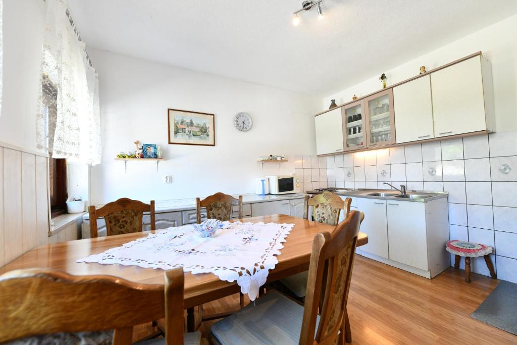 斯诺基Guest House Vučeta的厨房配有木桌和桌椅