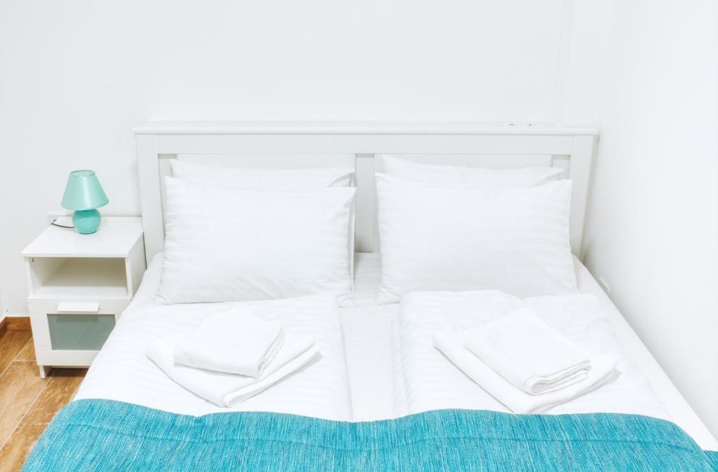 下厄尔什365Balaton Apartmanok的白色的床、白色床单和枕头