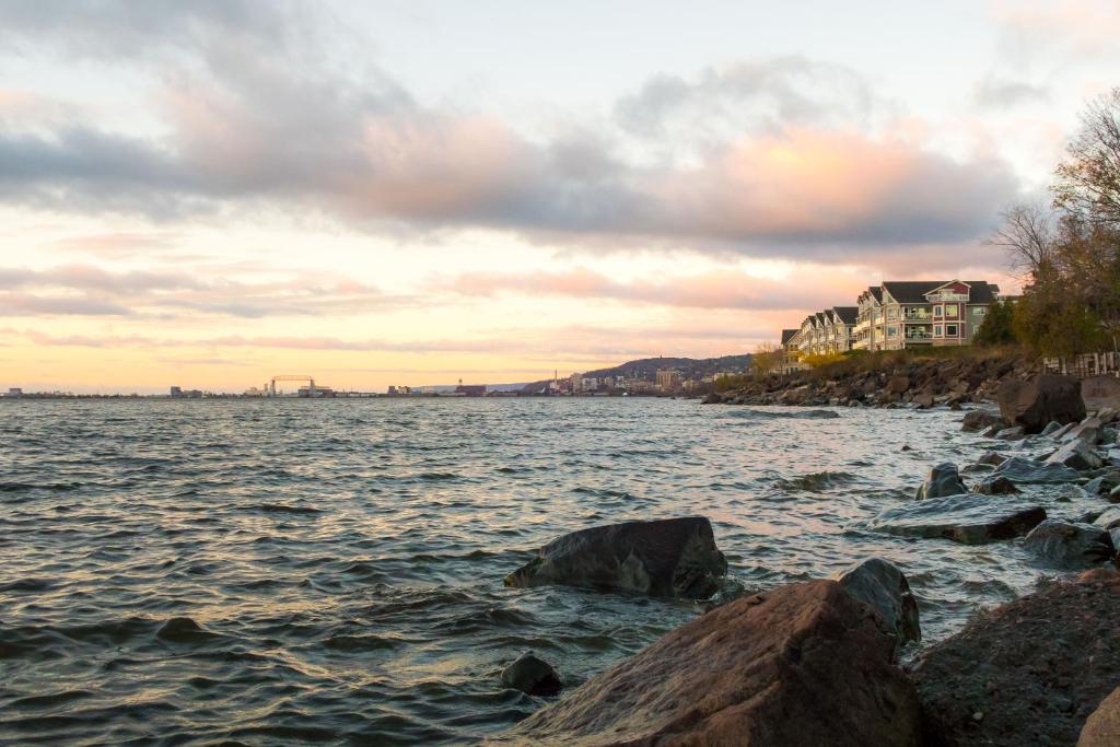 德卢斯Beacon Pointe on Lake Superior的岩石水体的景色