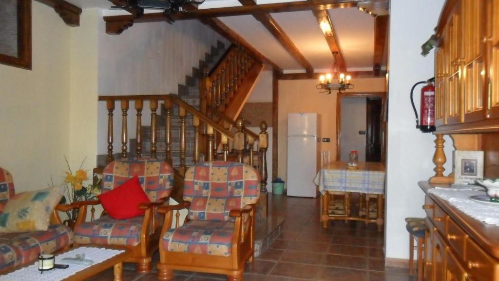 Piña de CamposCasa Rural El Arrabal的客厅设有椅子和楼梯
