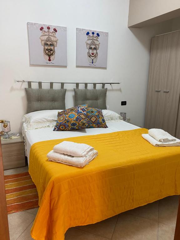 帕尔蒂尼科Holiday mode EVA的一间卧室配有黄色的床和毛巾