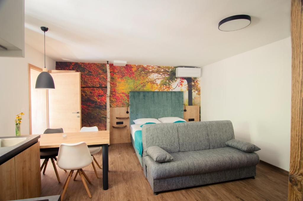 博德森特克Apartments with SAUNAS - Gobi的卧室配有1张床、1张桌子和1把椅子