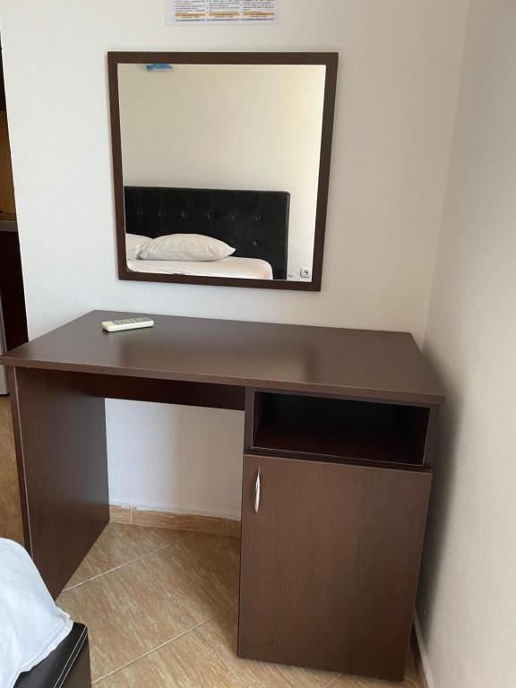 乌尔齐尼Lindi apartments的一张带镜子的棕色书桌