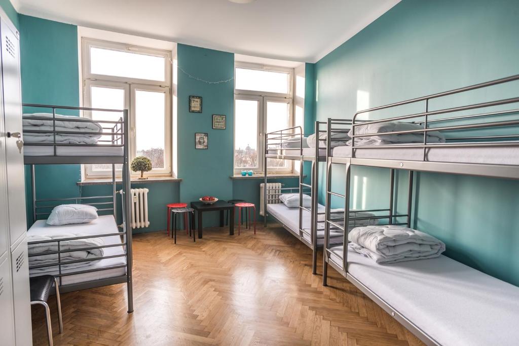 克拉科夫泡泡旅馆 的一间设有三张双层床的客房