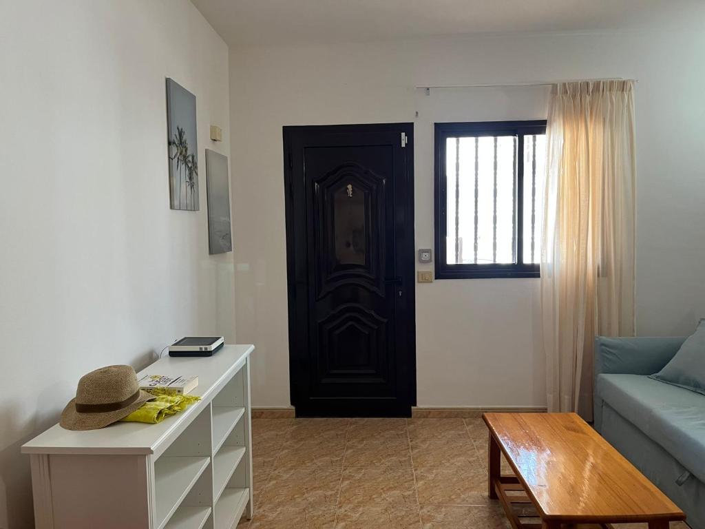 宏达海滩Apartamento Playa Honda的客厅设有蓝色的沙发和门。
