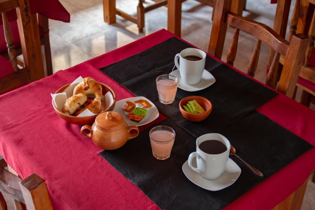 圣萨尔瓦多德朱Caminos Hostal的一张桌子,上面有咖啡和糕点的早餐
