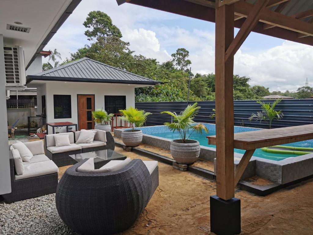 帕拉马里博Tropical appartement的一个带游泳池和房子的后院