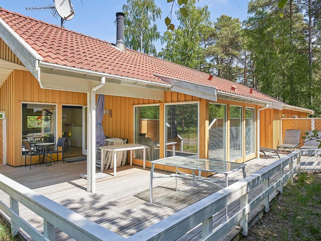 维斯特索马肯Holiday home Nexø XLI的房屋设有木甲板和桌子