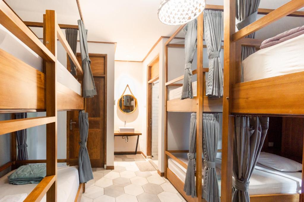 库塔Interconnection Hostel的一间设有许多双层床的房间