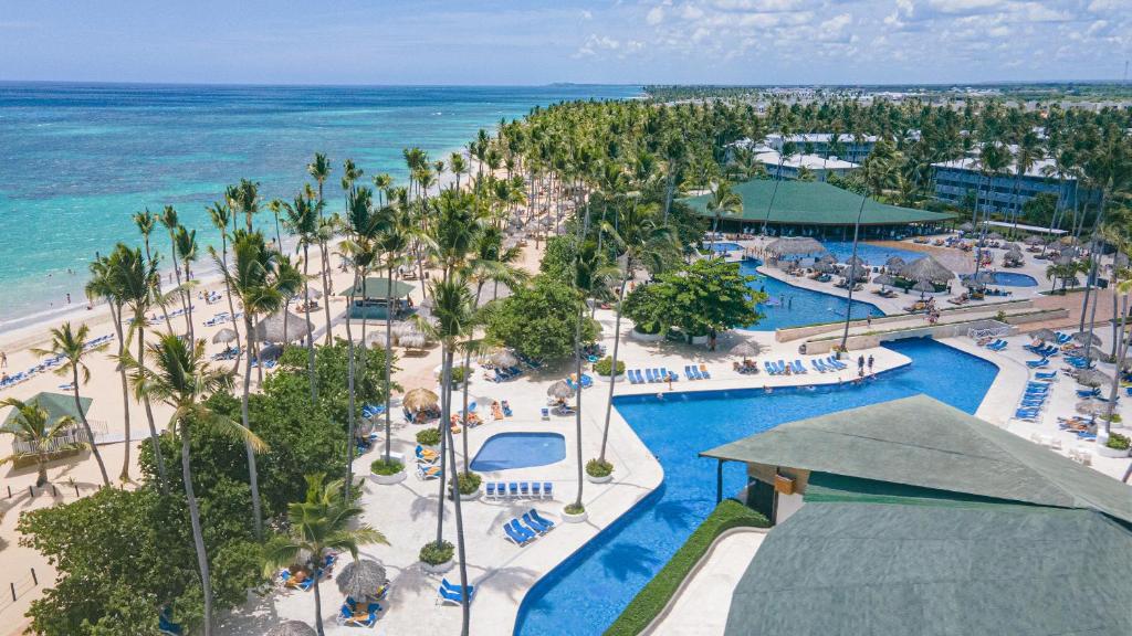 蓬塔卡纳Grand Sirenis Punta Cana Resort & Aquagames - All Inclusive的享有带游泳池和海洋的度假村的空中景致