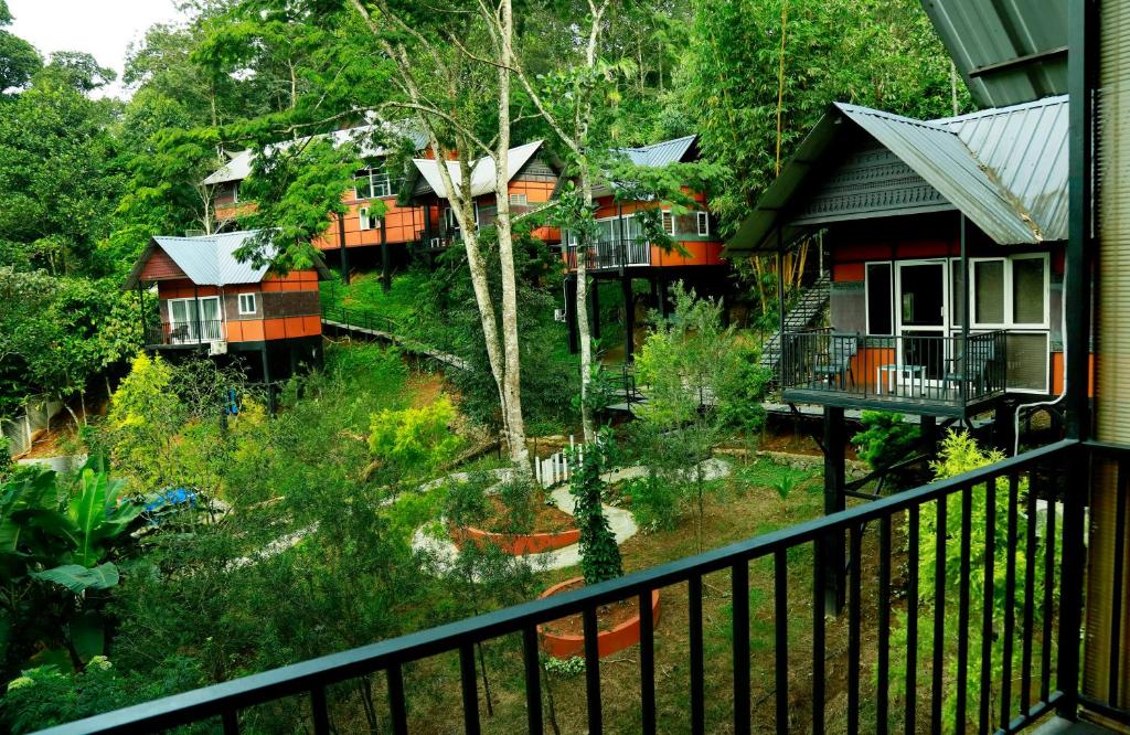 蒙纳Santhi Hill View Resort的阳台享有一组房屋的景致。