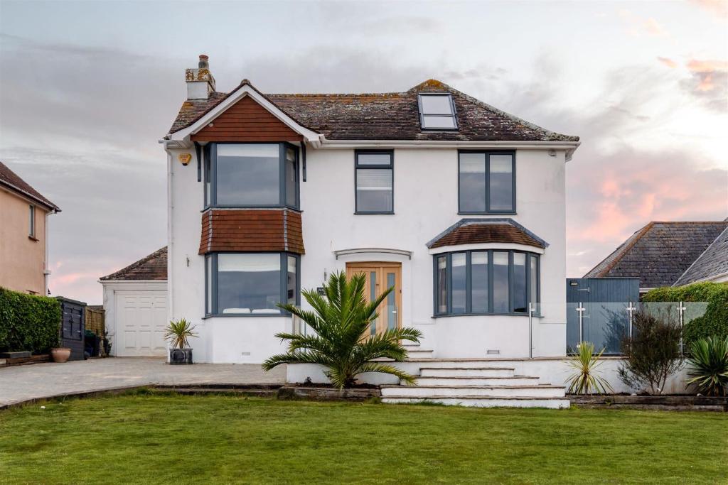 Romany Chic and peaceful family beach house with panoramic sea views