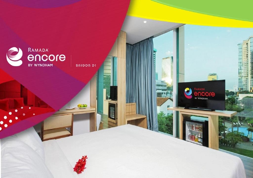 胡志明市RAMADA ENCORE BY WYNDHAM SAIGON D1 - Formerly M Boutique Hotel Saigon的一间卧室配有一张床,并在一间客房内配有电视。