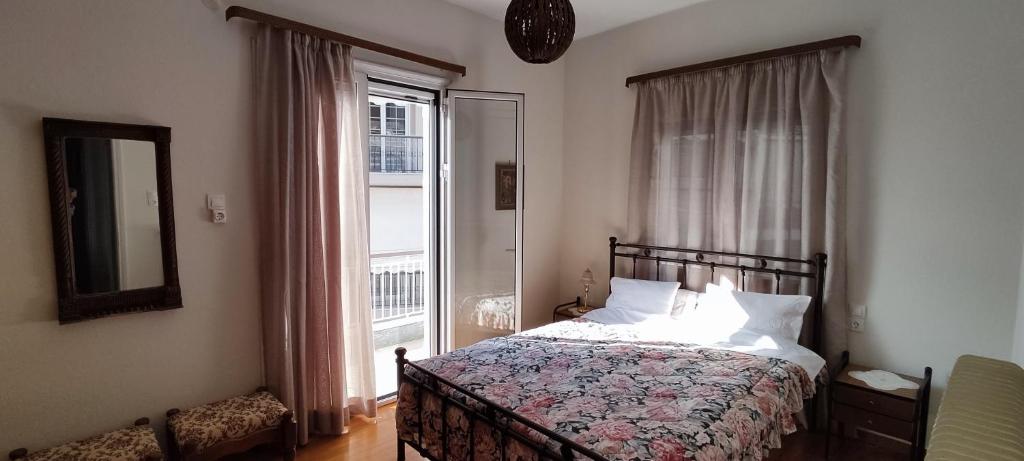 阿尔塔Σπίτι στην πόλη Άρτα κοντά στην λίμνη的一间卧室设有一张床和一个大窗户